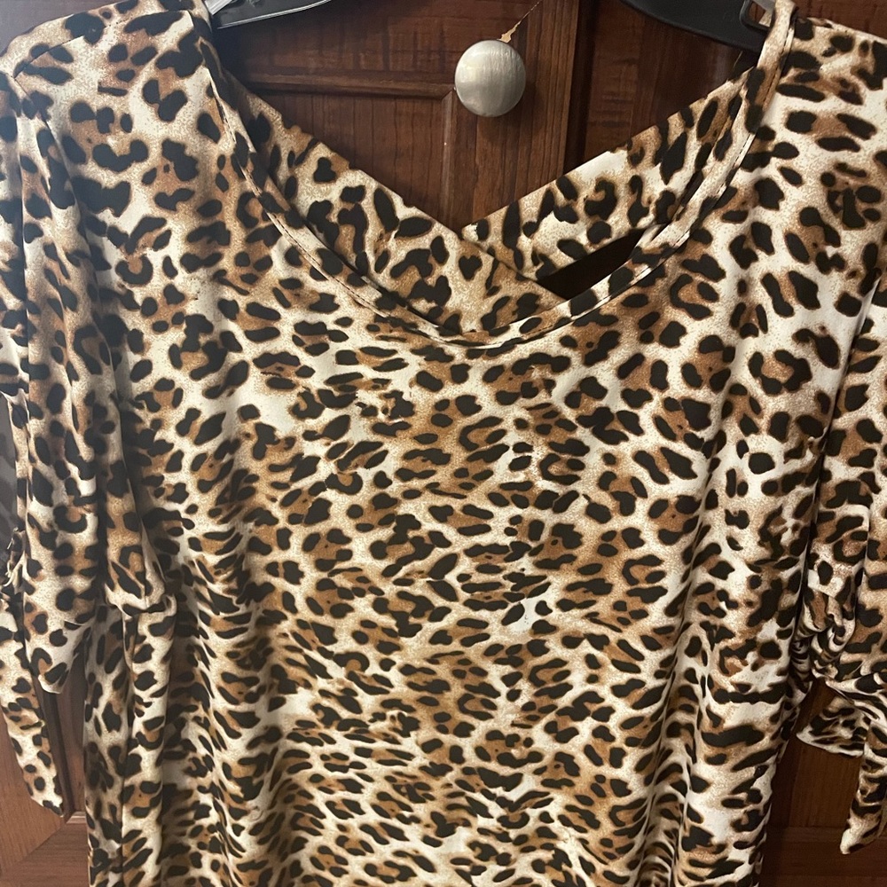 NWOT super cute leopard shirt
